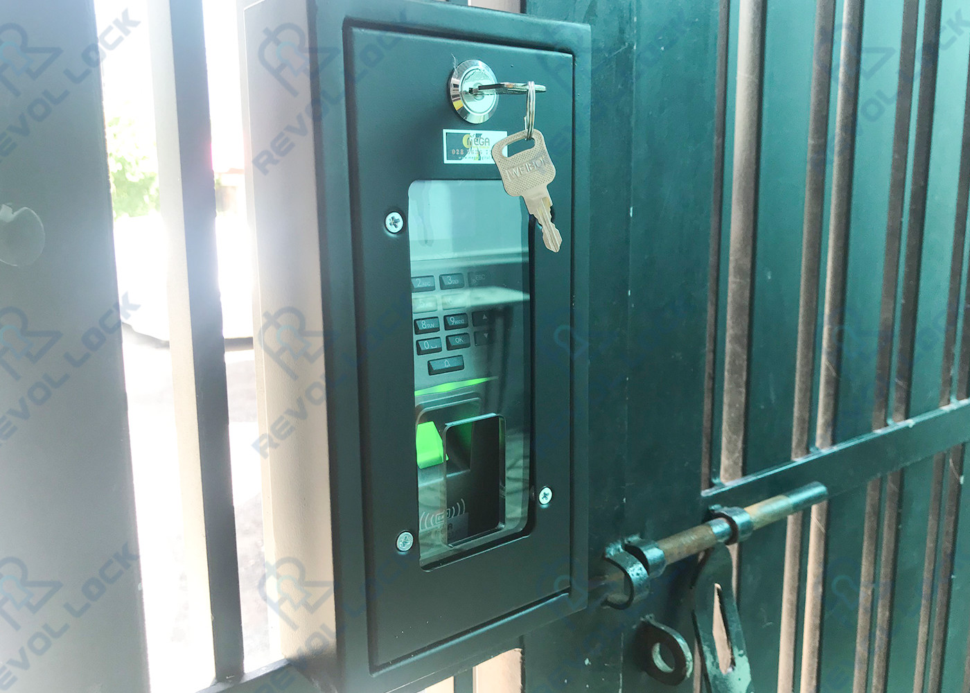 Lap-dat-khoa-van-tay-cua-sat-kem-bao-dong-cua-mot-canh-tai-Phuoc-Long-B-Quan-9